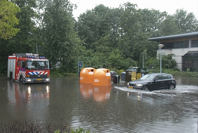 2010/221/GB 20100826d 020 Wateroverlast Albert Heijn.jpg